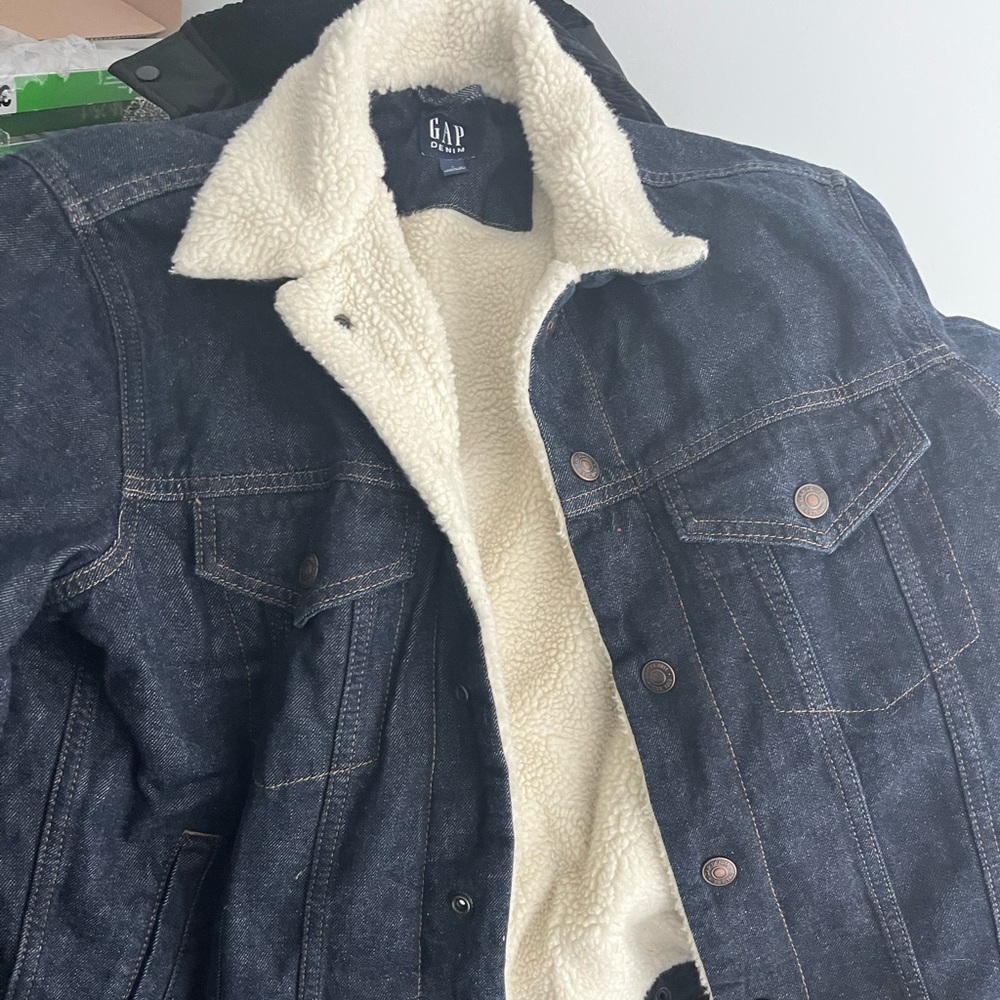 Men’s denim jacket with Sherpa collar